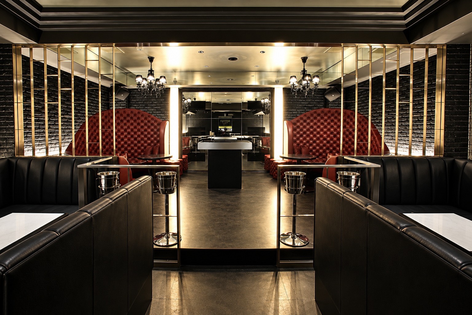 CLUB EDENの黒いソファ席と奥の赤いソファを正面から見渡す店内