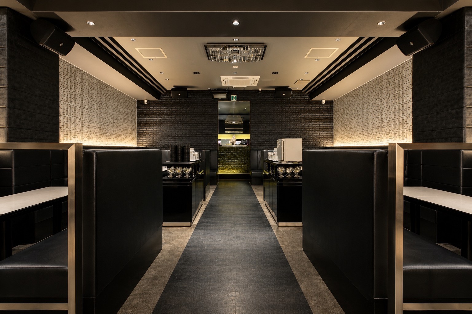 中央通路から入口側を見渡すCLUB EDENの店内